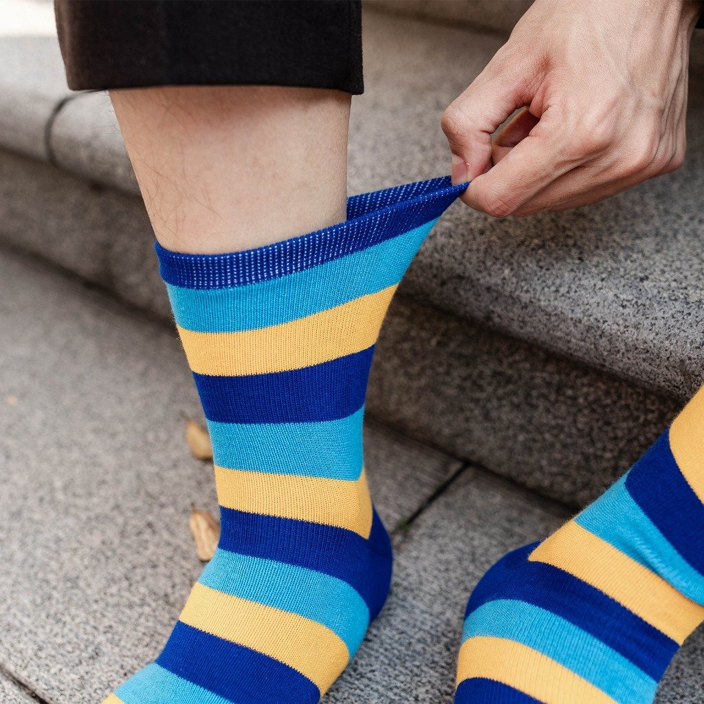 stretchable blue striped crew socks for men