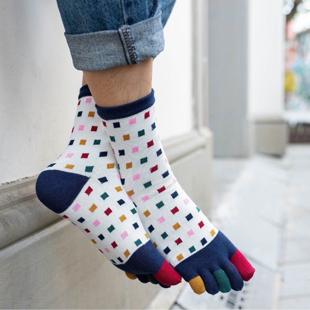 white athletic crew socks with pattern for men